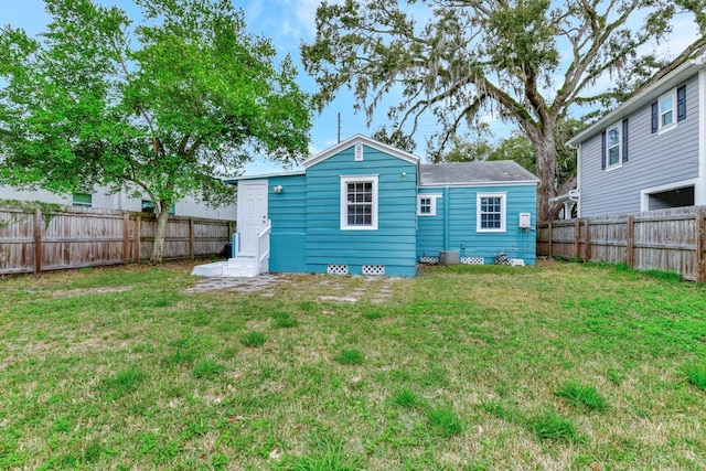 back of house featuring a lawn