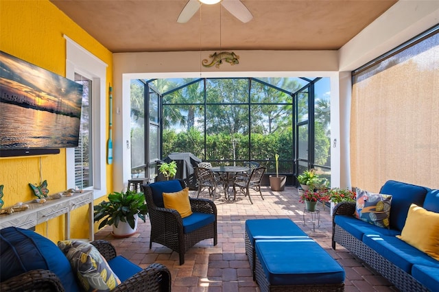 sunroom / solarium featuring ceiling fan