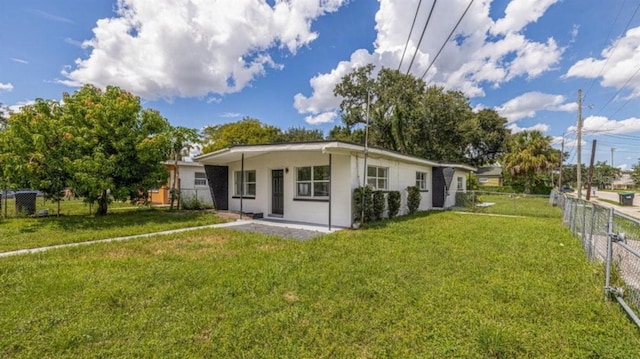 view of front of property featuring a front lawn