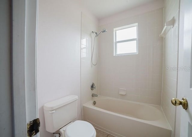 1010 Embrun Ct, Kissimmee, FL 34759 - full bathroom with toilet and shower / washtub combination