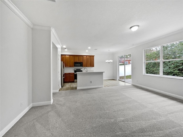 unfurnished living room featuring sink, crown molding, a textured ceiling, light carpet, and a notable chandelier