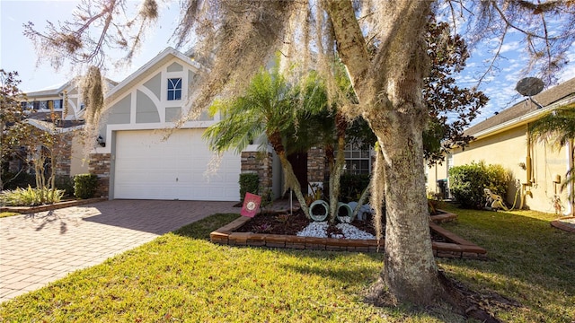 view of front of property featuring a front yard