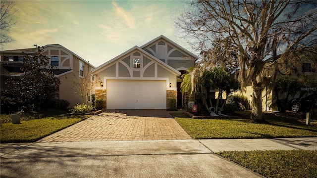 view of front of property featuring a yard