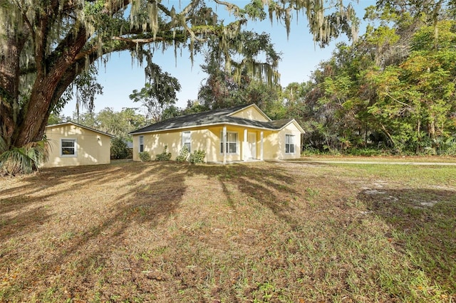 view of front of home with a front lawn