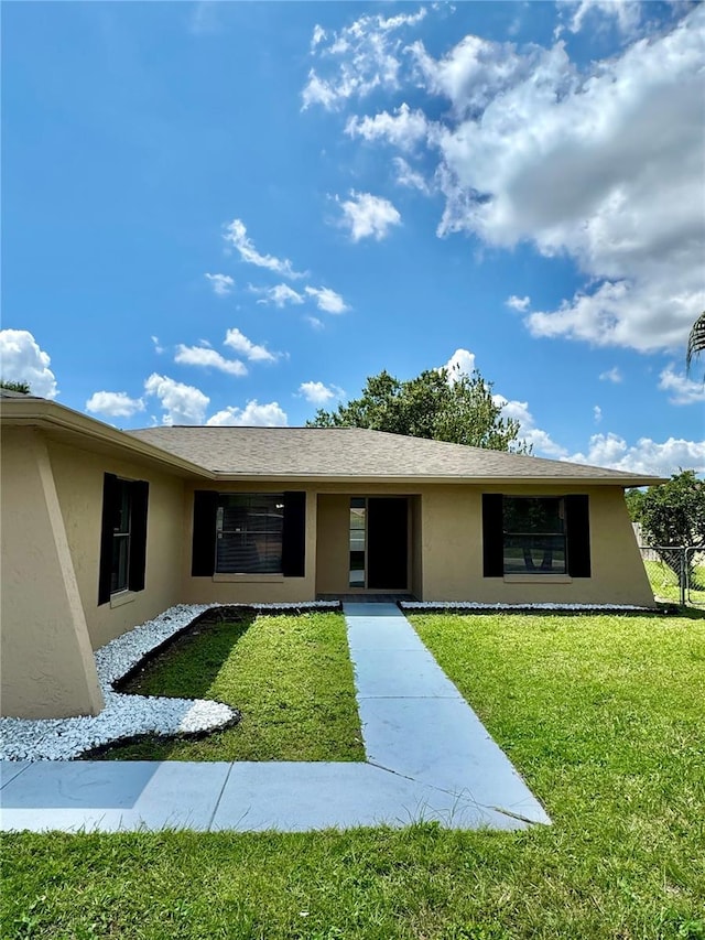 view of front of home featuring a front lawn