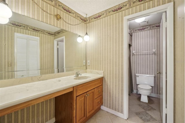 full bath featuring wallpapered walls, baseboards, a textured ceiling, and vanity