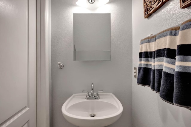 bathroom featuring sink