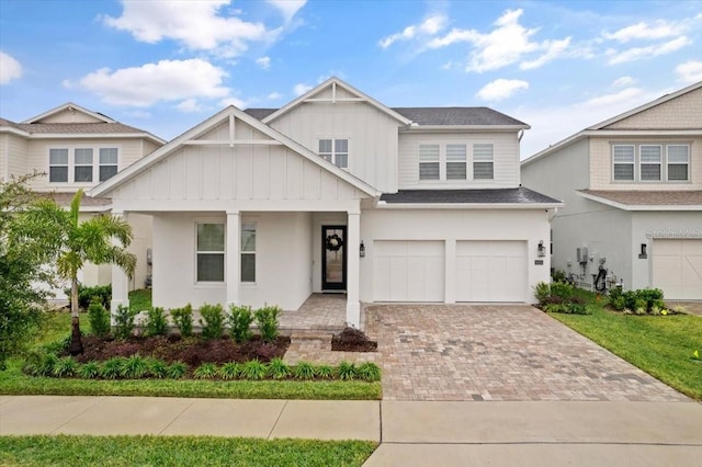 view of front facade featuring a garage