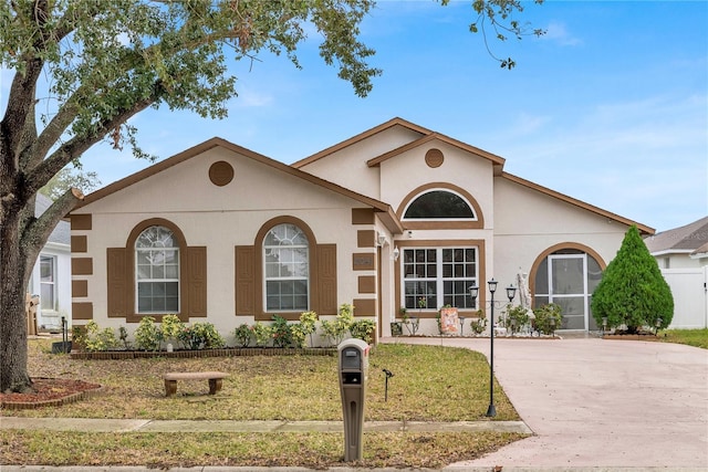 view of front of property featuring a front lawn