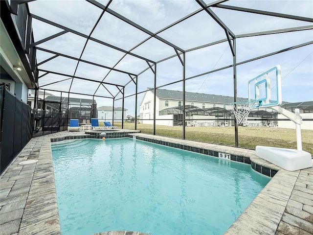 view of pool featuring an in ground hot tub, a lanai, and a lawn