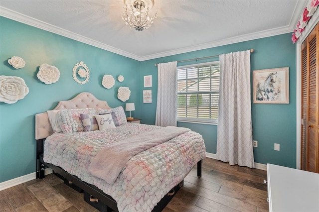 bedroom with dark hardwood / wood-style floors, a closet, crown molding, and a chandelier