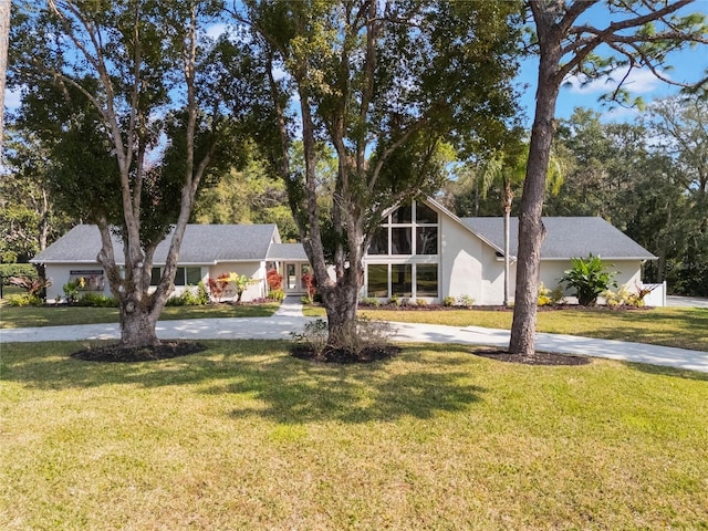 single story home featuring a front yard