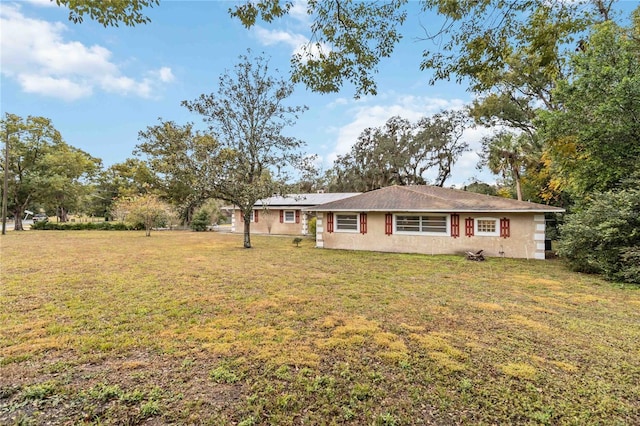 view of front facade with a front lawn