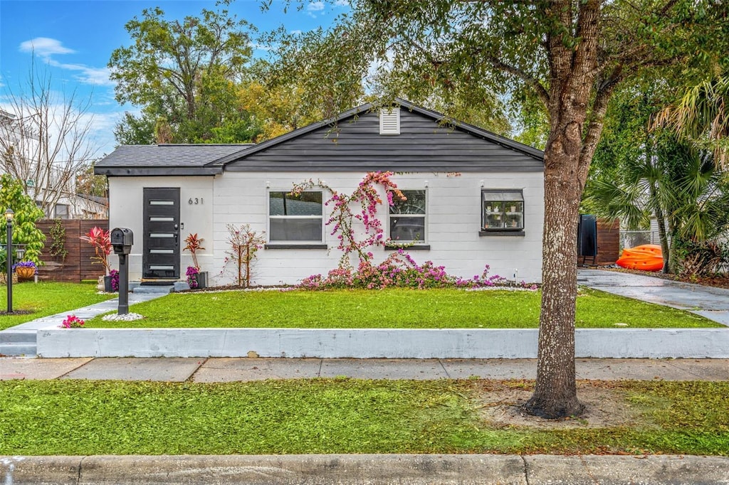 view of front of house featuring a front lawn