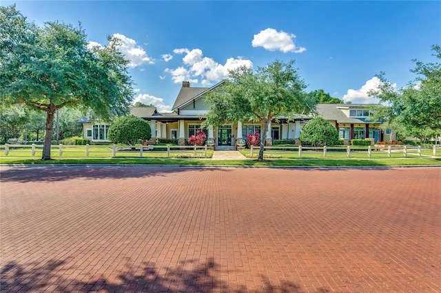 view of front facade featuring a front lawn