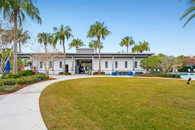 view of front of property featuring a front lawn