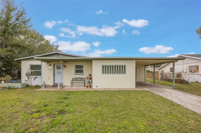 view of front of home featuring a front yard and a carport