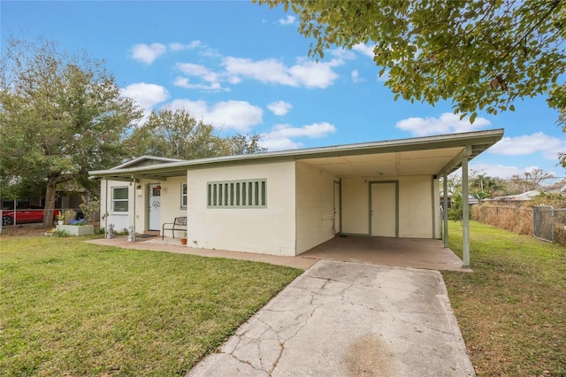 view of front of house with a carport and a front yard