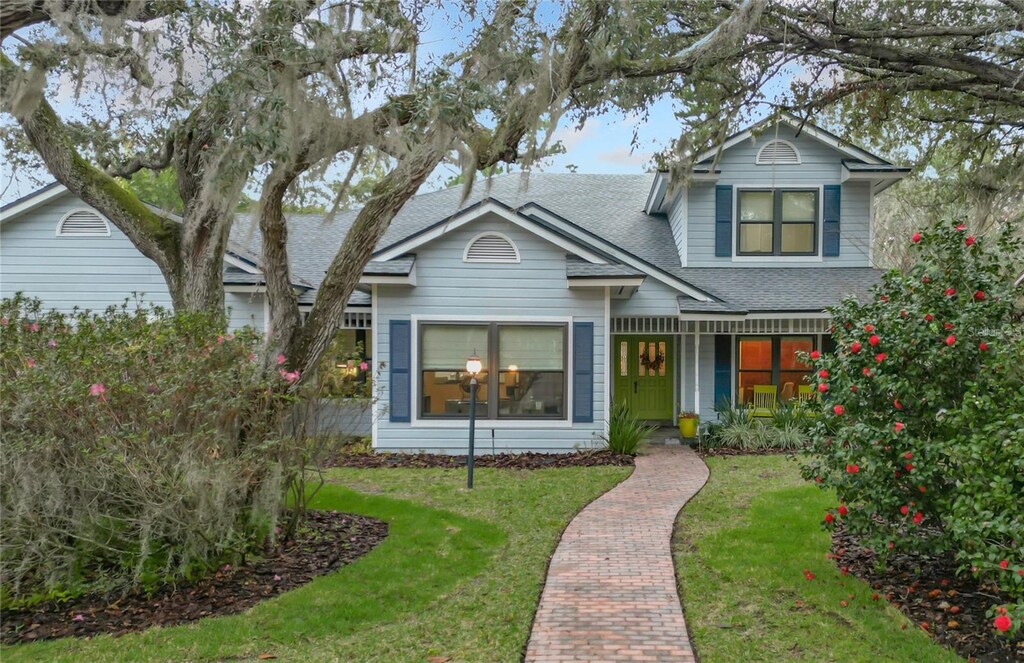 view of front of house with a front yard