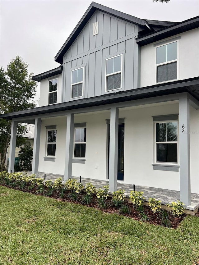 view of front of property with a front yard