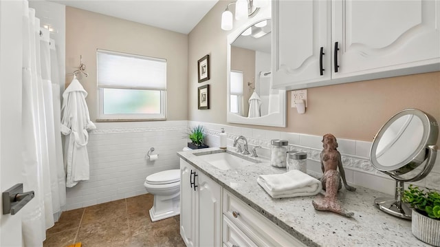105 17th Ave NE, Saint Petersburg, FL 33704 - full bath with toilet, vanity, and a wainscoted wall