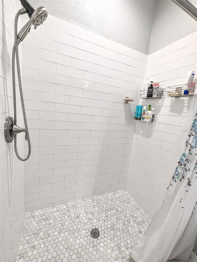 bathroom featuring a shower with shower curtain