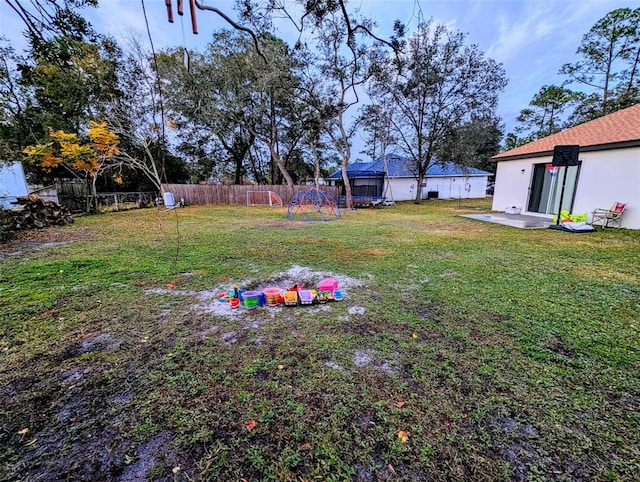 view of yard featuring a patio area