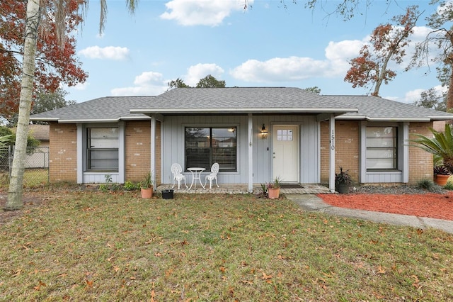 view of front facade featuring a porch and a front lawn