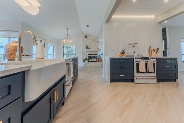 kitchen with sink, an inviting chandelier, vaulted ceiling, light hardwood / wood-style flooring, and electric range