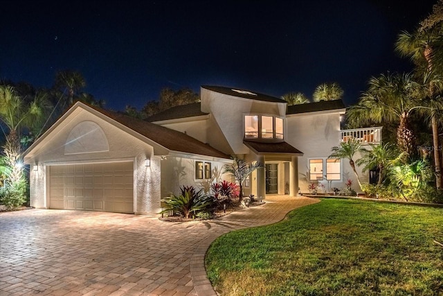 view of front facade featuring a garage and a yard