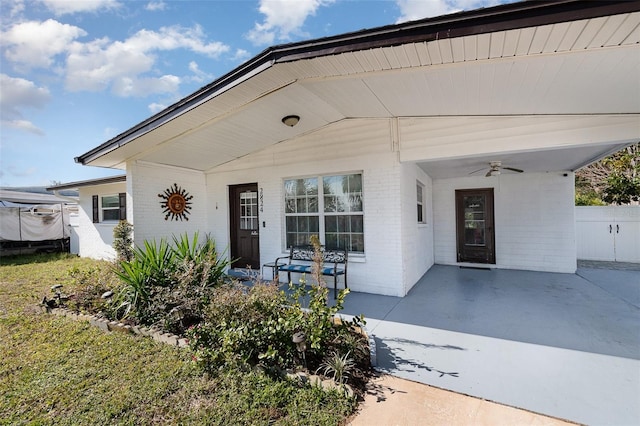 view of front of property with ceiling fan