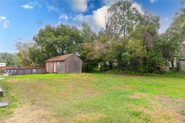 view of yard featuring a storage shed