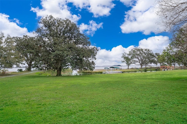 view of yard featuring a water view