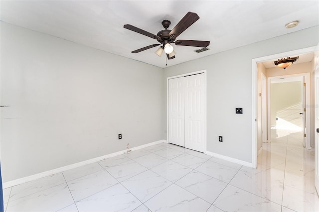 unfurnished bedroom featuring ceiling fan and a closet