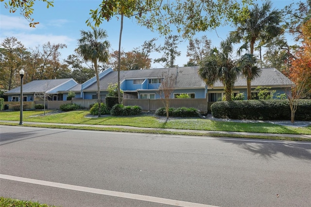 view of front of home featuring a front yard