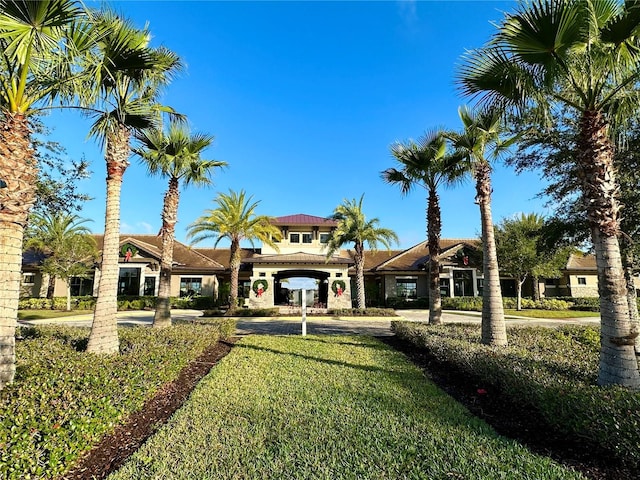 view of front of house featuring a front lawn