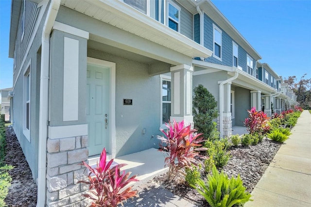 entrance to property featuring covered porch