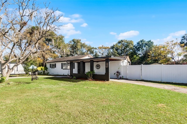 single story home featuring a front yard