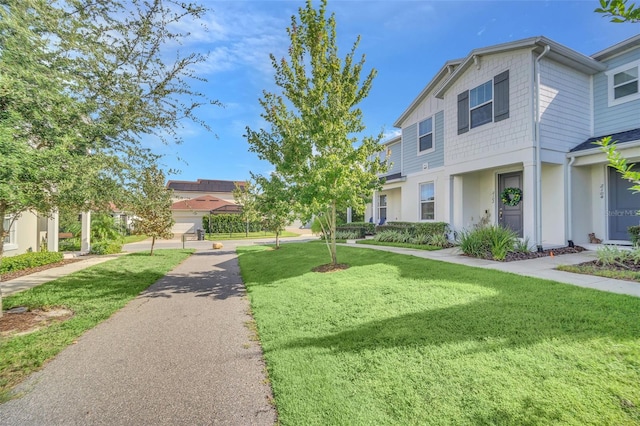 view of front of property featuring a front lawn