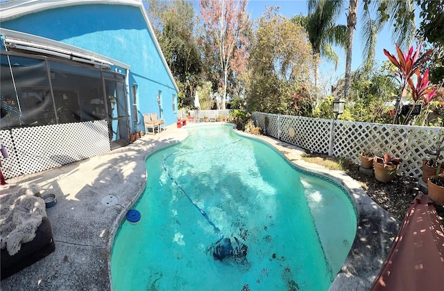 view of swimming pool