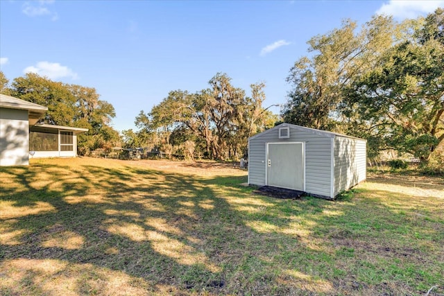 view of yard featuring a storage shed