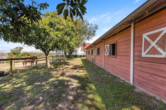 view of yard with an outbuilding