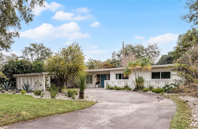 view of front of property featuring a front yard