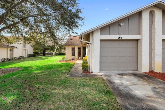 single story home with a front lawn