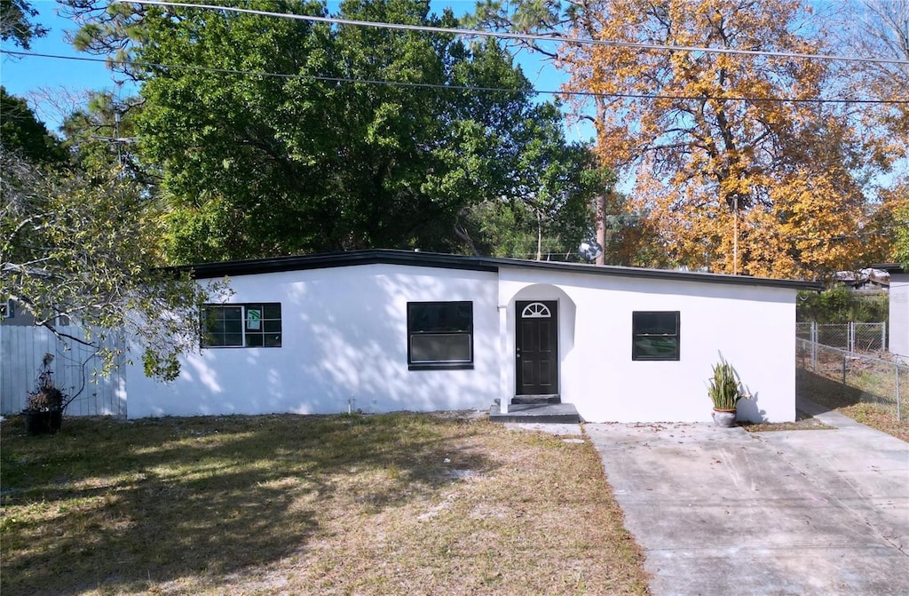 view of front facade with a front yard