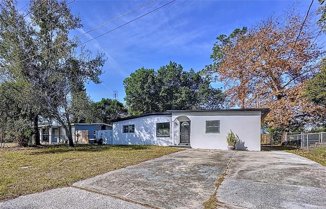 manufactured / mobile home with a front yard