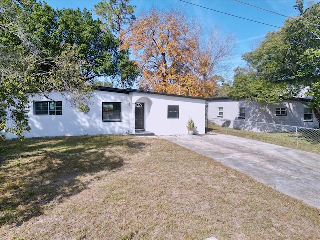 single story home featuring a front lawn