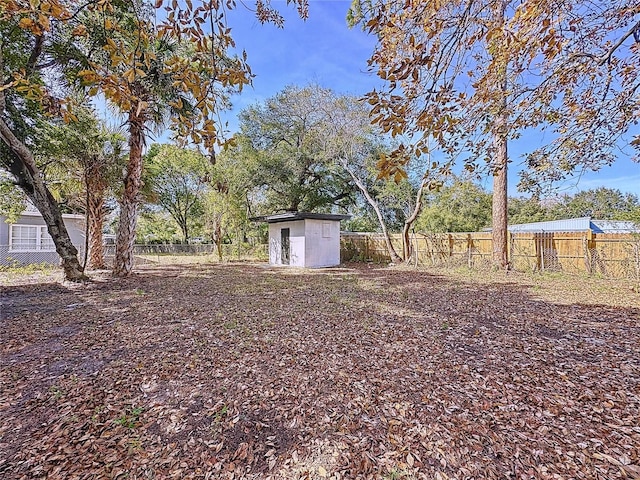 view of yard featuring a shed