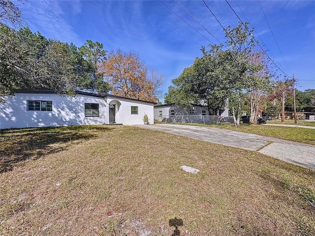 view of front of property with a front yard