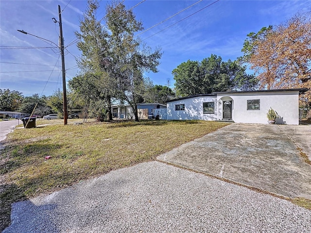 view of front of property featuring a front yard